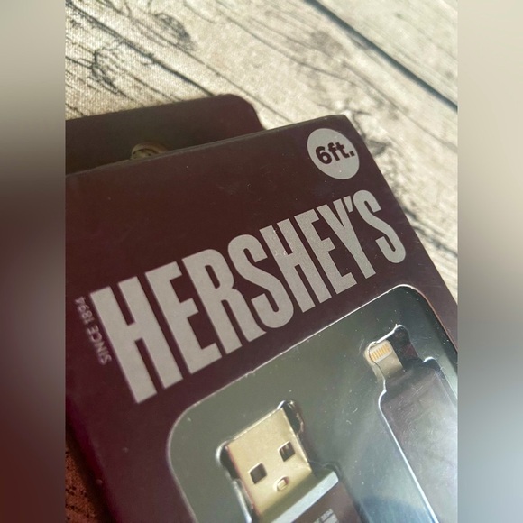 NWT! Lightning USB cable. Charger with Hershey’s candy bar design. New in box! - Picture 5 of 7